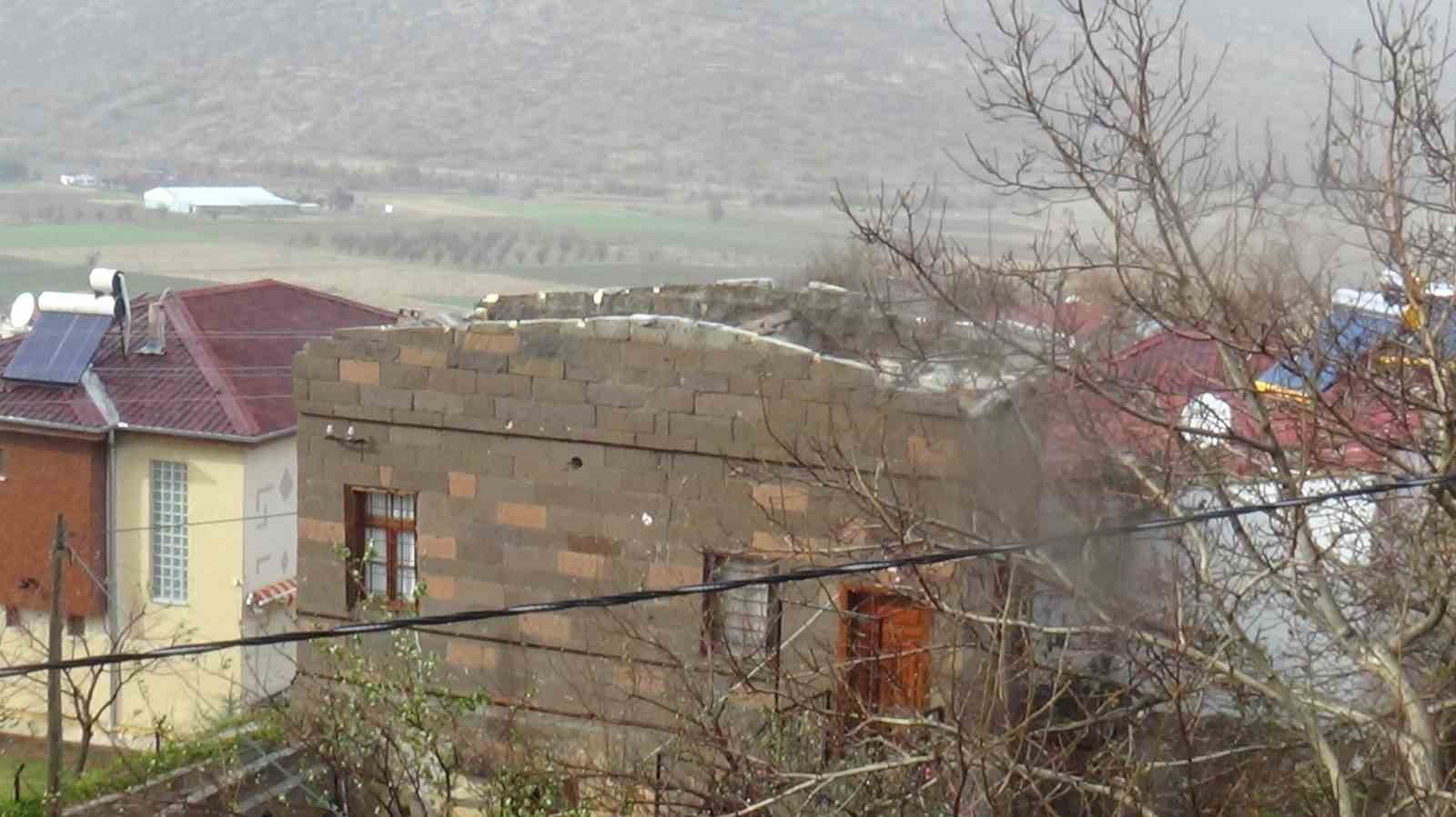 Kayseri’de 6 tonluk çatı şiddetli rüzgara dayanamadı