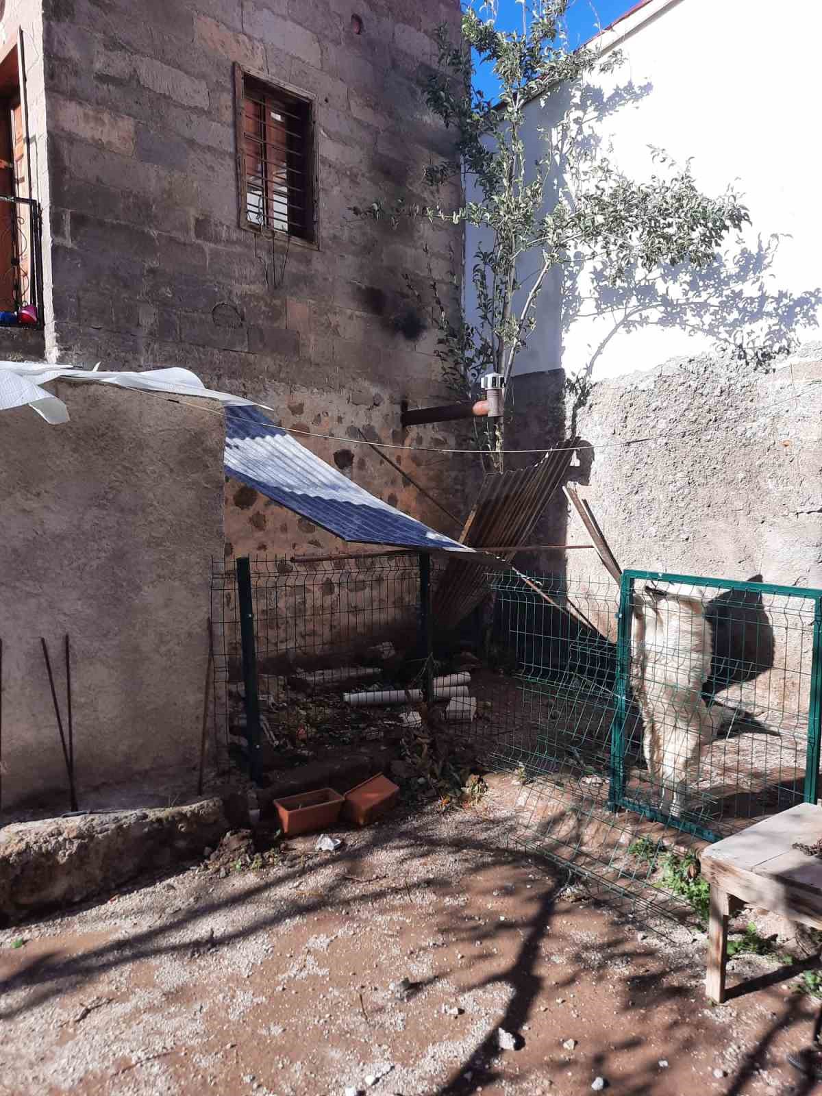 Kayseri’de 6 tonluk çatı şiddetli rüzgara dayanamadı
