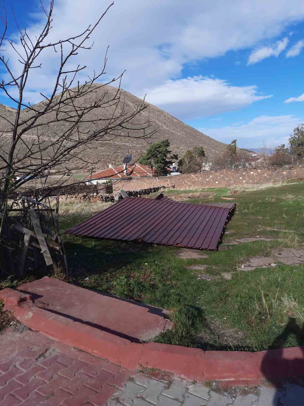Kayseri’de 6 tonluk çatı şiddetli rüzgara dayanamadı