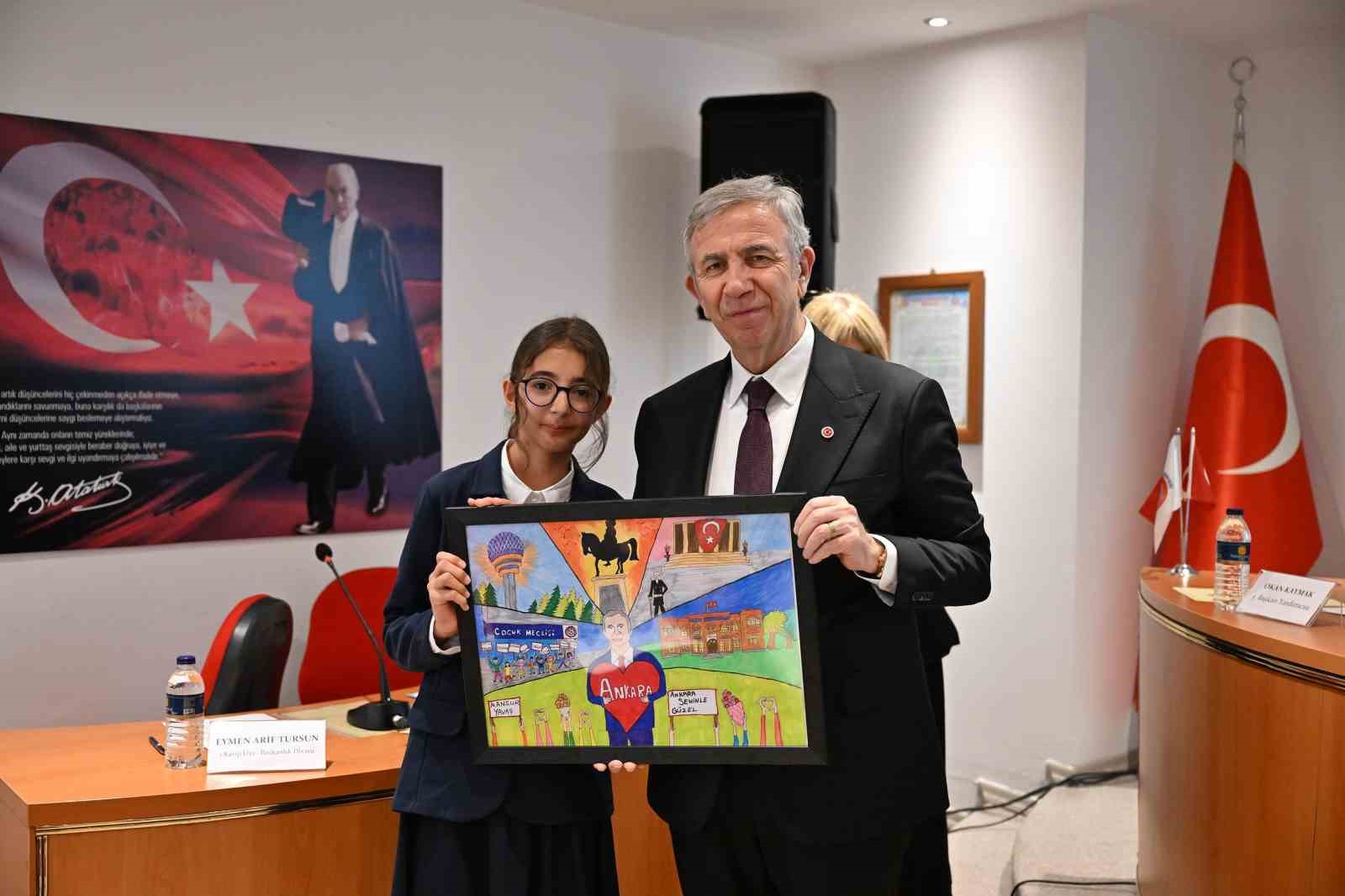 Çocuk Meclisi üyeleri mazbatalarını Mansur Yavaş’tan aldı