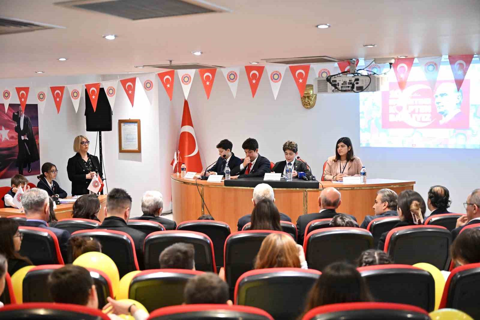 Çocuk Meclisi üyeleri mazbatalarını Mansur Yavaş’tan aldı