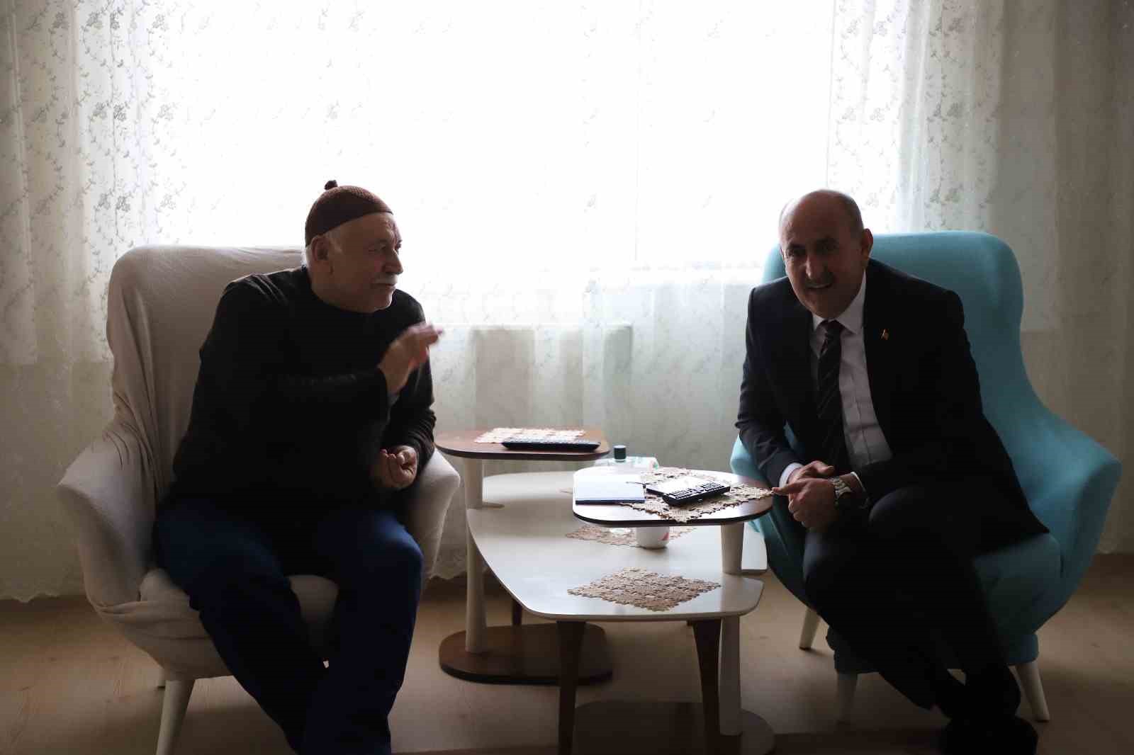 Kilolarından kurtulmak isteyen Sultan teyzenin tek isteği: "Bastonsuz yürümek istiyorum"