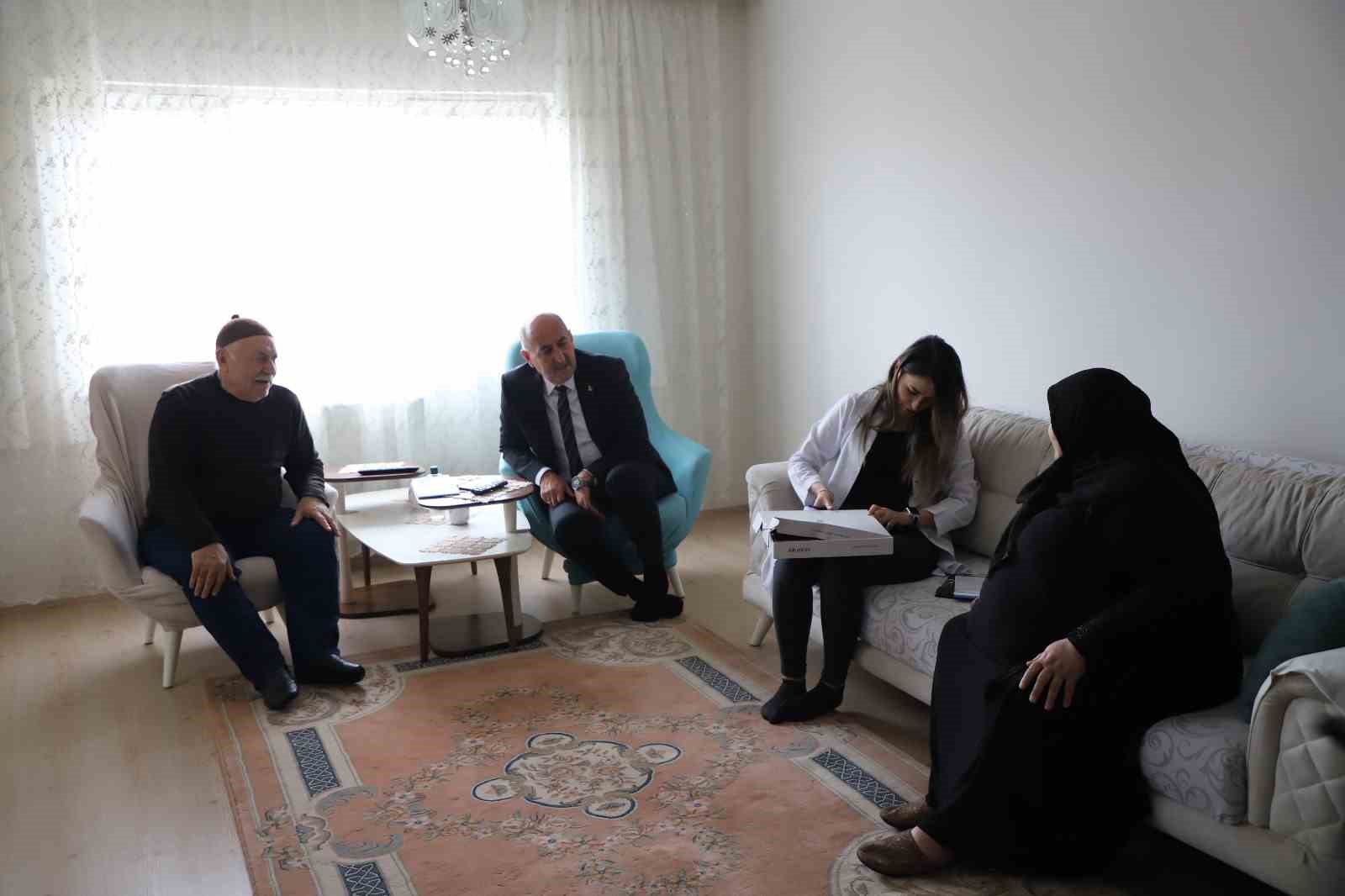 Kilolarından kurtulmak isteyen Sultan teyzenin tek isteği: "Bastonsuz yürümek istiyorum"