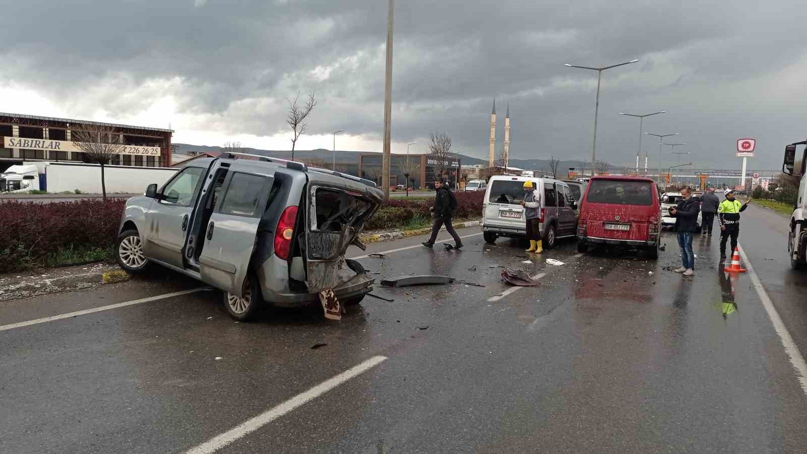 Yağışlı hava kazaları da beraberinde getirdi, 7 araç birbirine girdi