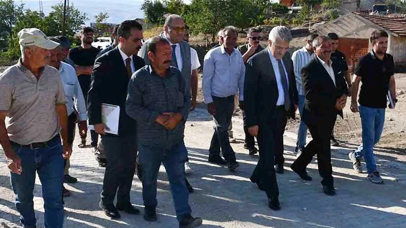 MAHMUTLARŞARKLISI KÖYÜ’NE KİLİT PARKE YAPILIYOR