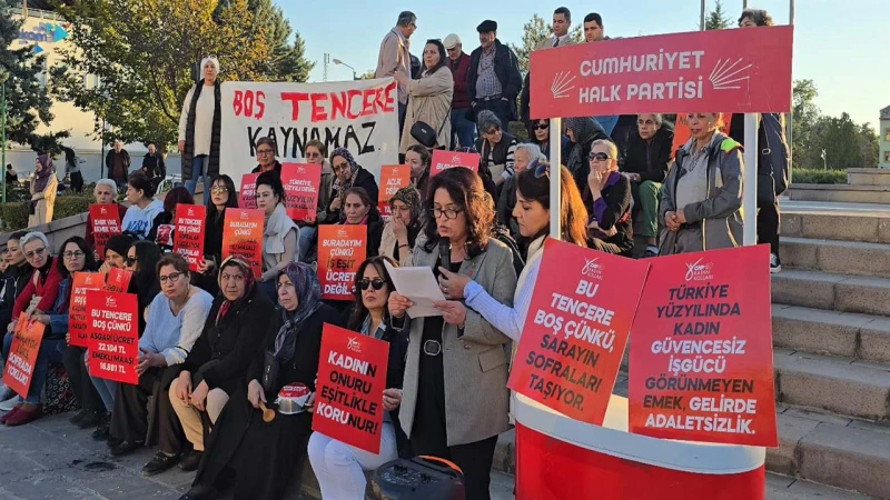 CHP Kadın Kolları’ndan “Boş Tencereni Al, Sen de Gel” eylemi
