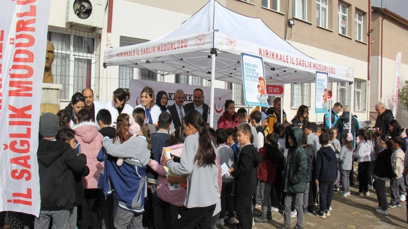 Minik Öğrencilere ‘Sağlık Elçisi’ rozeti