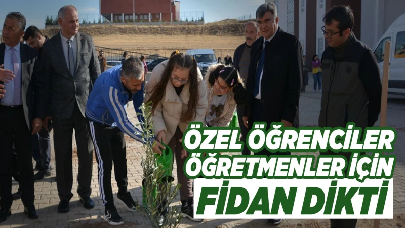 Özel öğrenciler öğretmenler için fidan dikti
