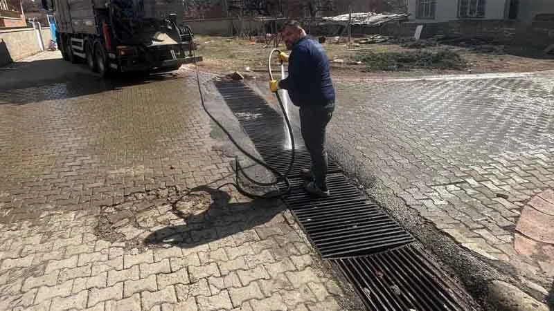Tahliye kanalları temizleniyor