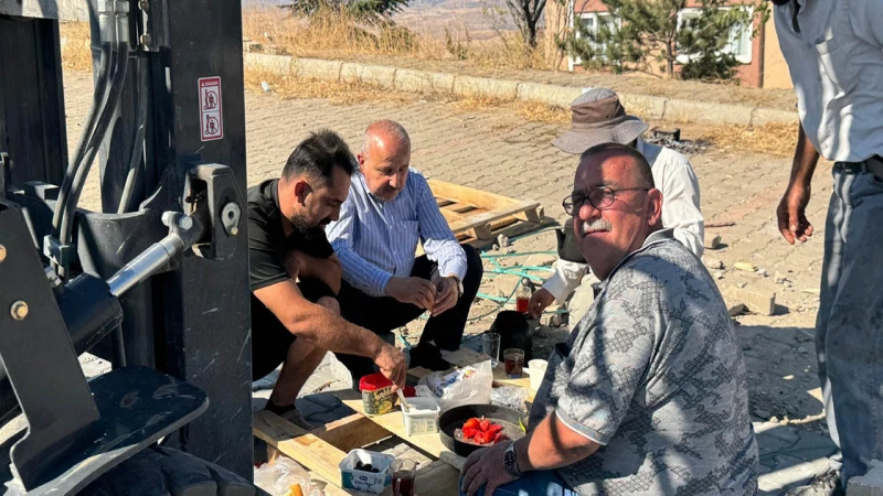 Başkan Cönger’den emekçilere kahvaltı ziyareti