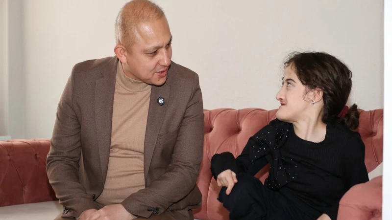 Ahmet Önal, akülü tekerlekli sandalye ile sevindirdi