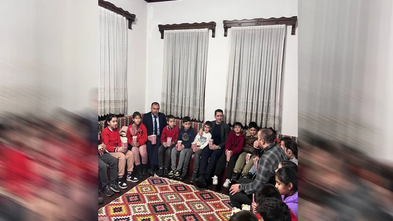 Kaymakam Kayatürk, öğrencilerle birlikte film izledi