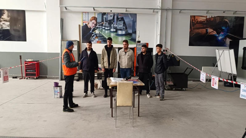 CNC ustaları mesleki belge için ter döktü