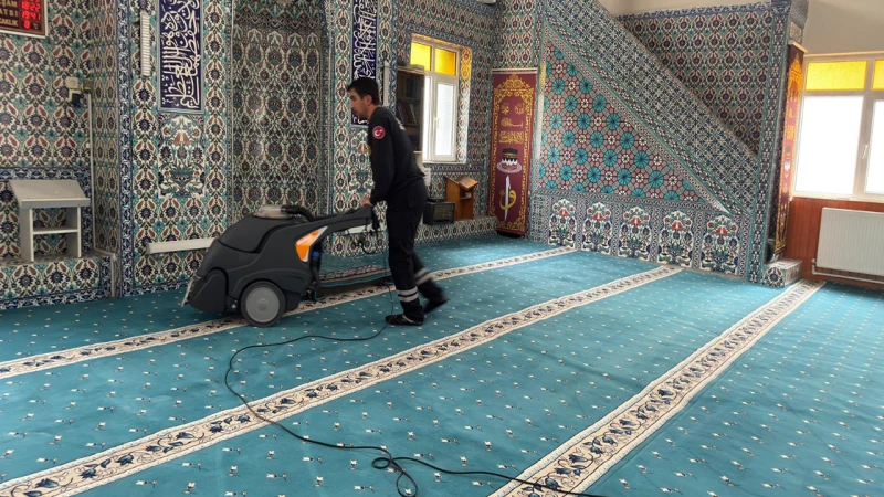 İbadethanelerde temizlik çalışmaları sürüyor