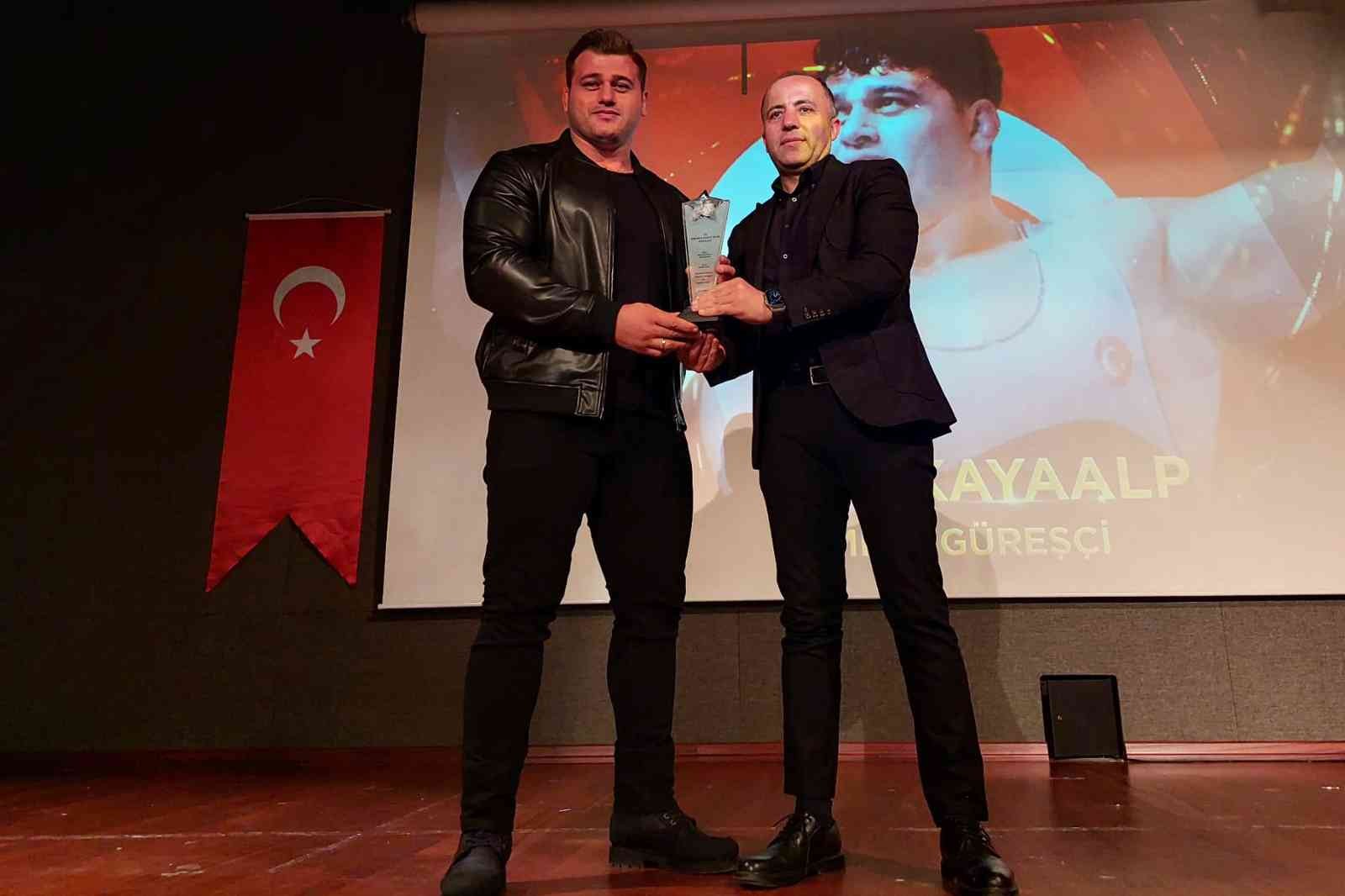 5. kez dünya şampiyonu olan Milli Güreşçi Rıza Kayaalp’e ödül