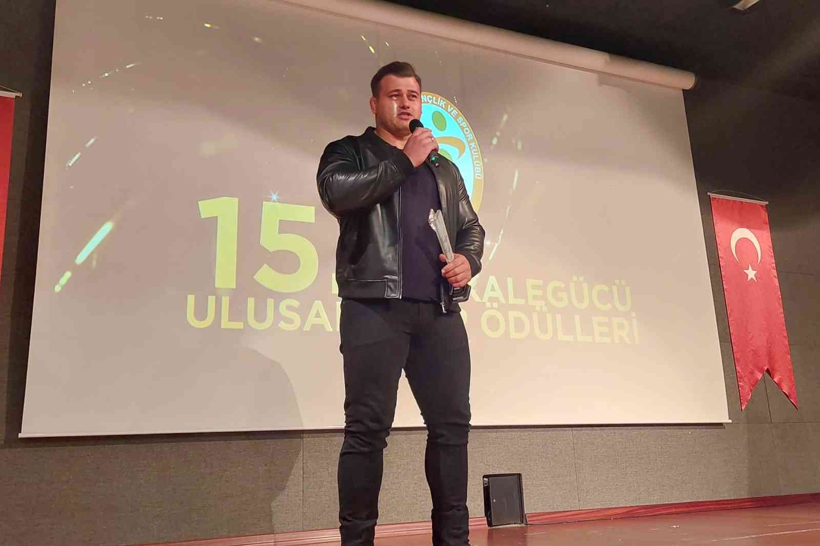 5. kez dünya şampiyonu olan Milli Güreşçi Rıza Kayaalp’e ödül
