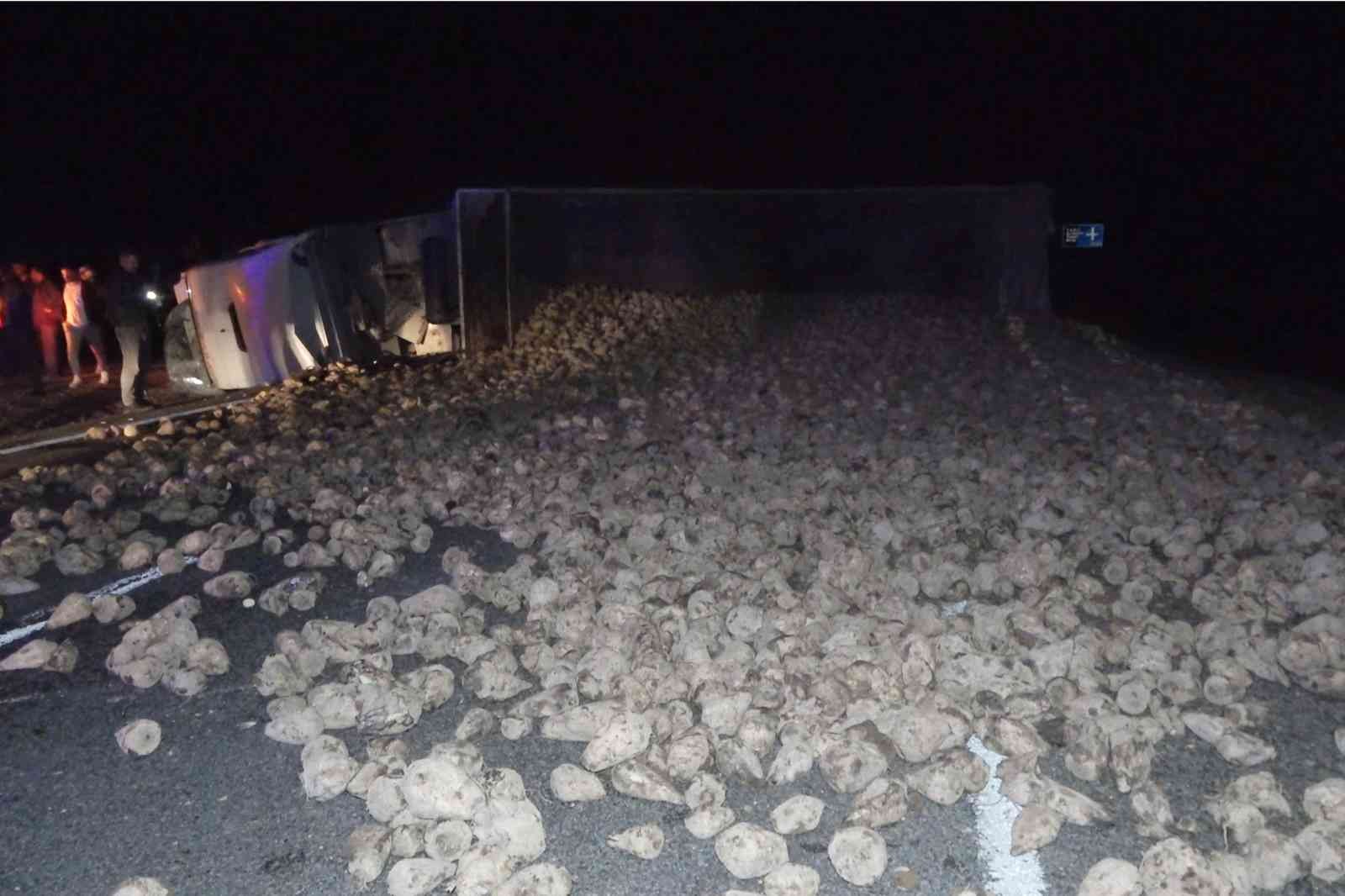 Kontrolden çıkan tır karşı şeride geçti! Facianın eşiğinden dönüldü...
