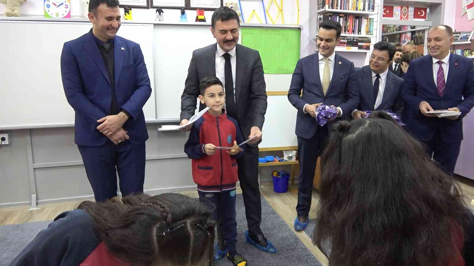 Vali Bülent TEKBIYIKOĞLU, Öğrencilere Karnelerini verdi