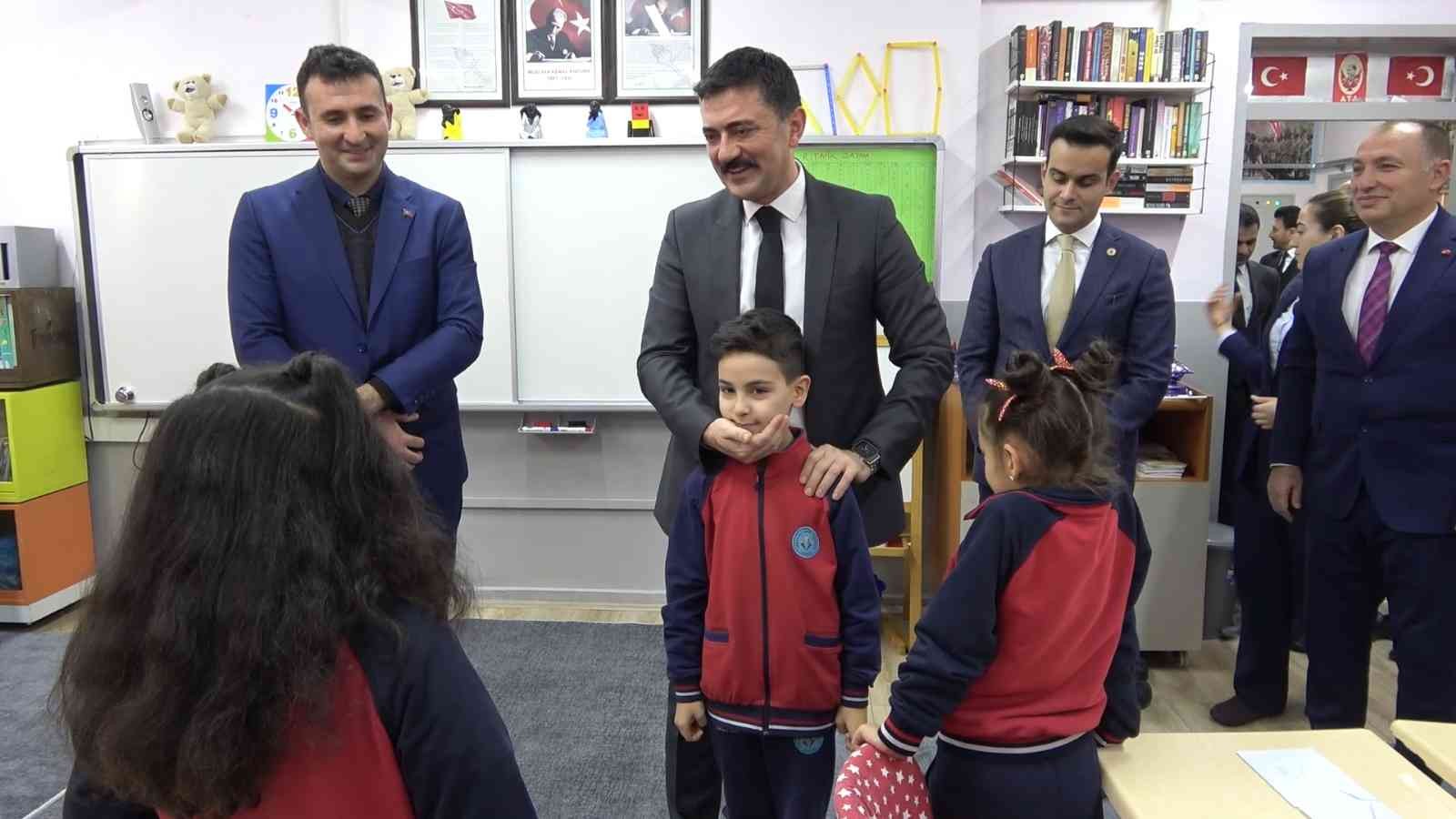 Vali Bülent TEKBIYIKOĞLU, Öğrencilere Karnelerini verdi