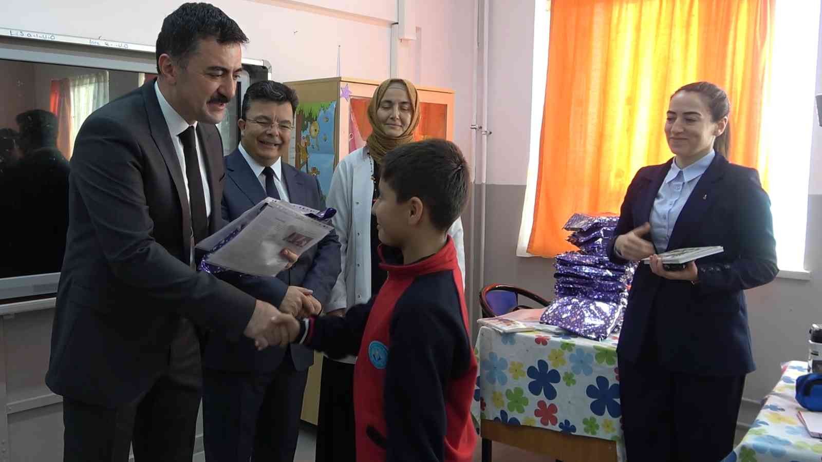 Vali Bülent TEKBIYIKOĞLU, Öğrencilere Karnelerini verdi