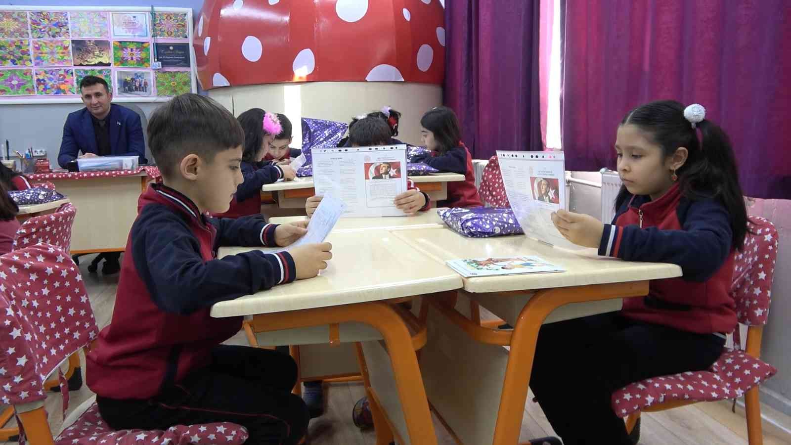 Vali Bülent TEKBIYIKOĞLU, Öğrencilere Karnelerini verdi
