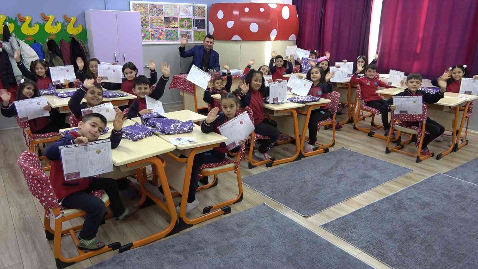 Vali Bülent TEKBIYIKOĞLU, Öğrencilere Karnelerini verdi