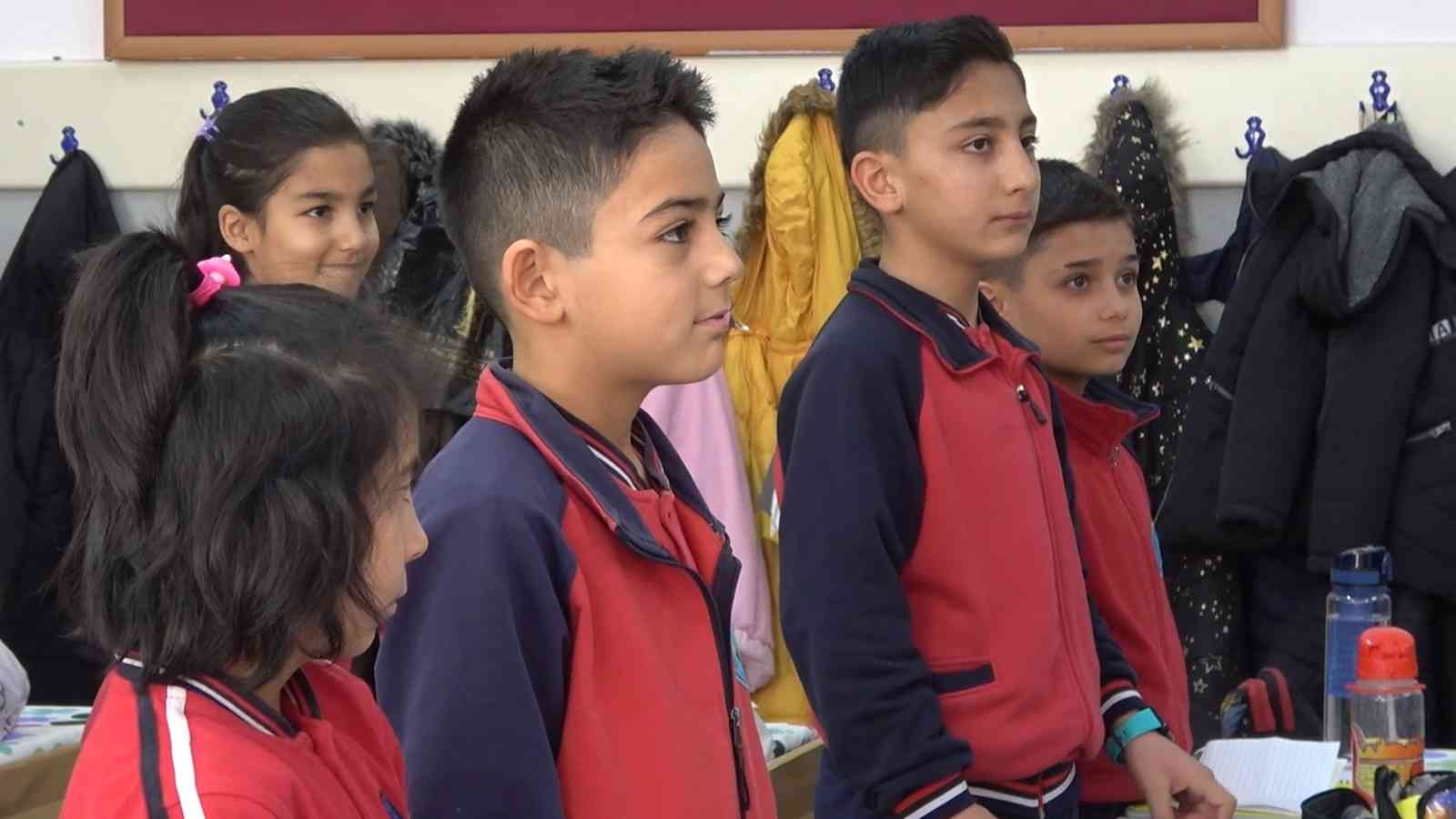 Vali Bülent TEKBIYIKOĞLU, Öğrencilere Karnelerini verdi