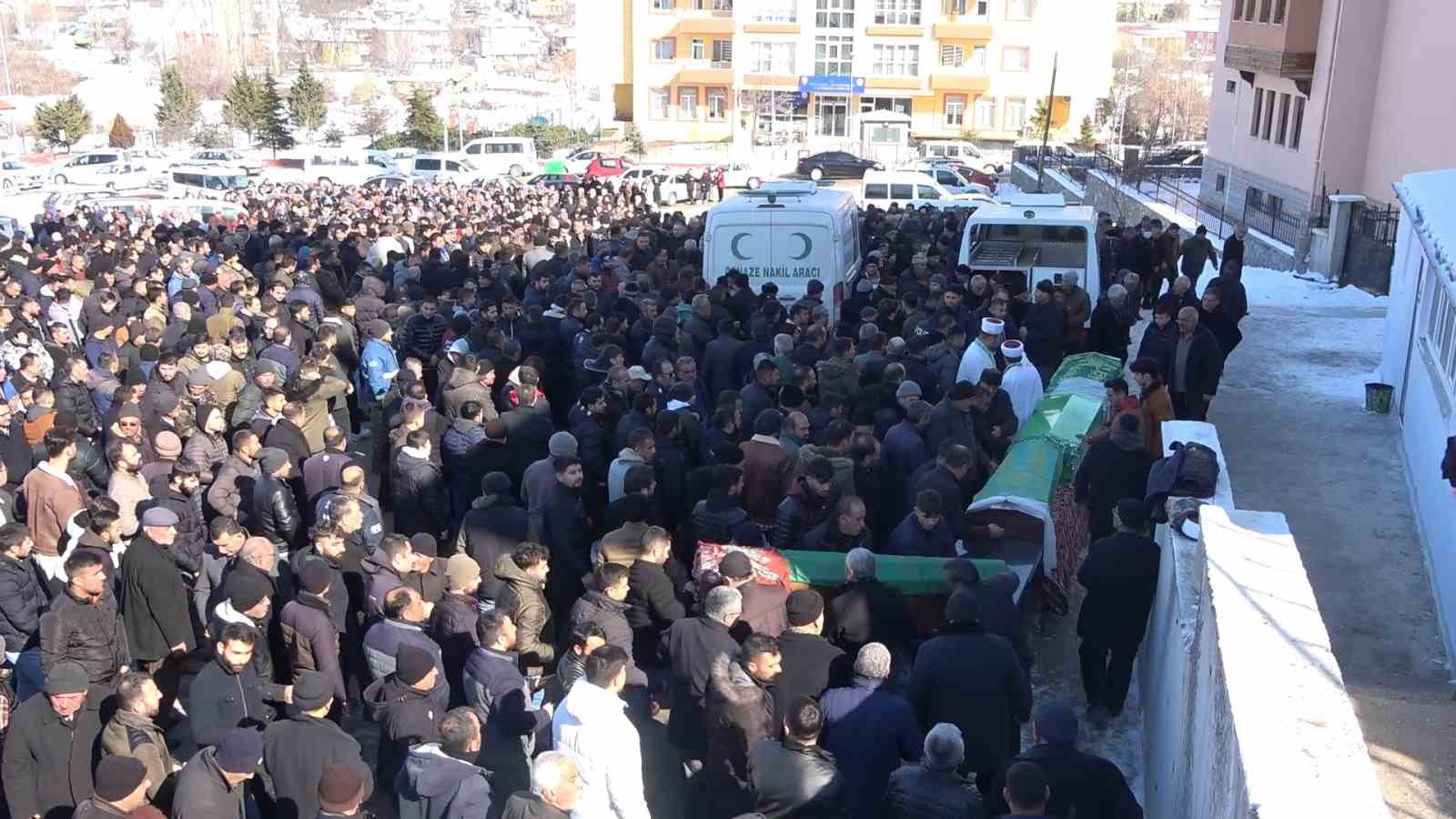 Deprem, ailesini hayattan kopardı: Eşi, 4 yaşındaki kızı, kız kardeşi ve kuzeni toprağa verildi