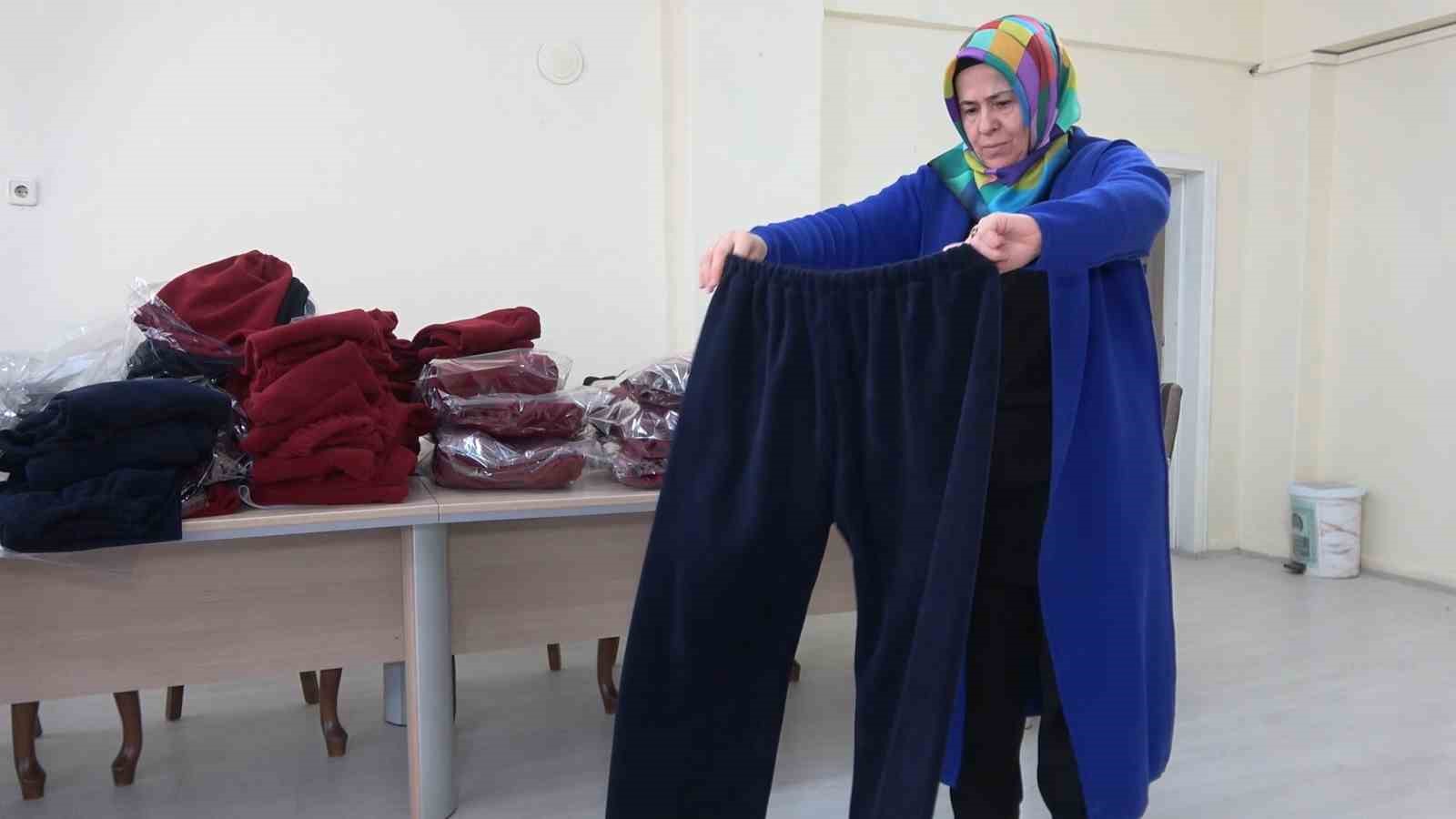 Gönüllüler depremzedeler için kışlık kıyafet ve battaniye üretiyor
