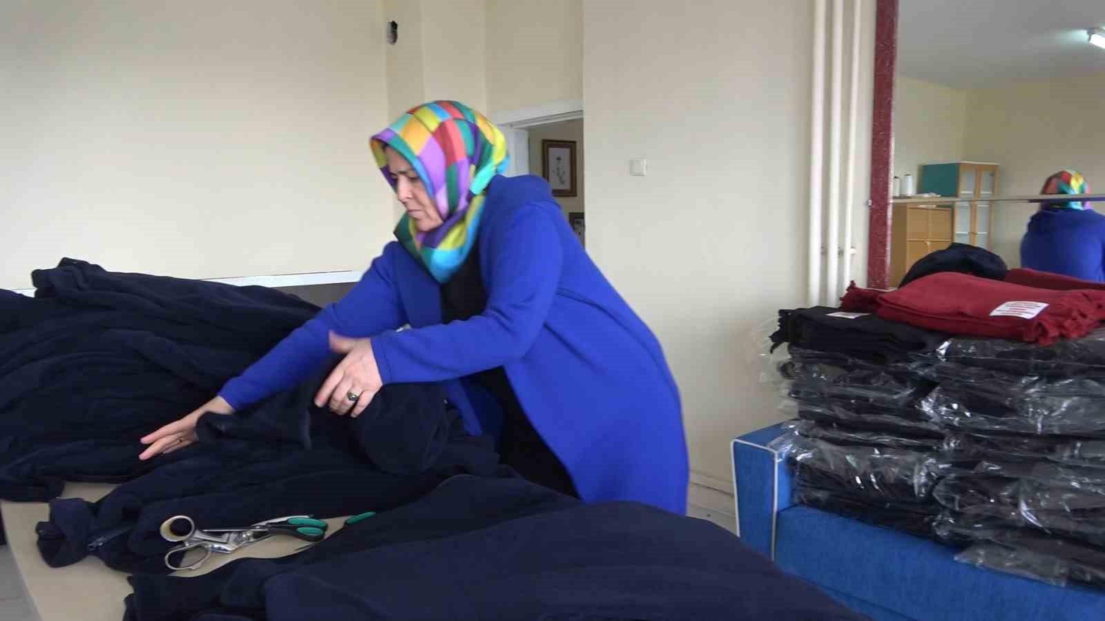 Gönüllüler depremzedeler için kışlık kıyafet ve battaniye üretiyor
