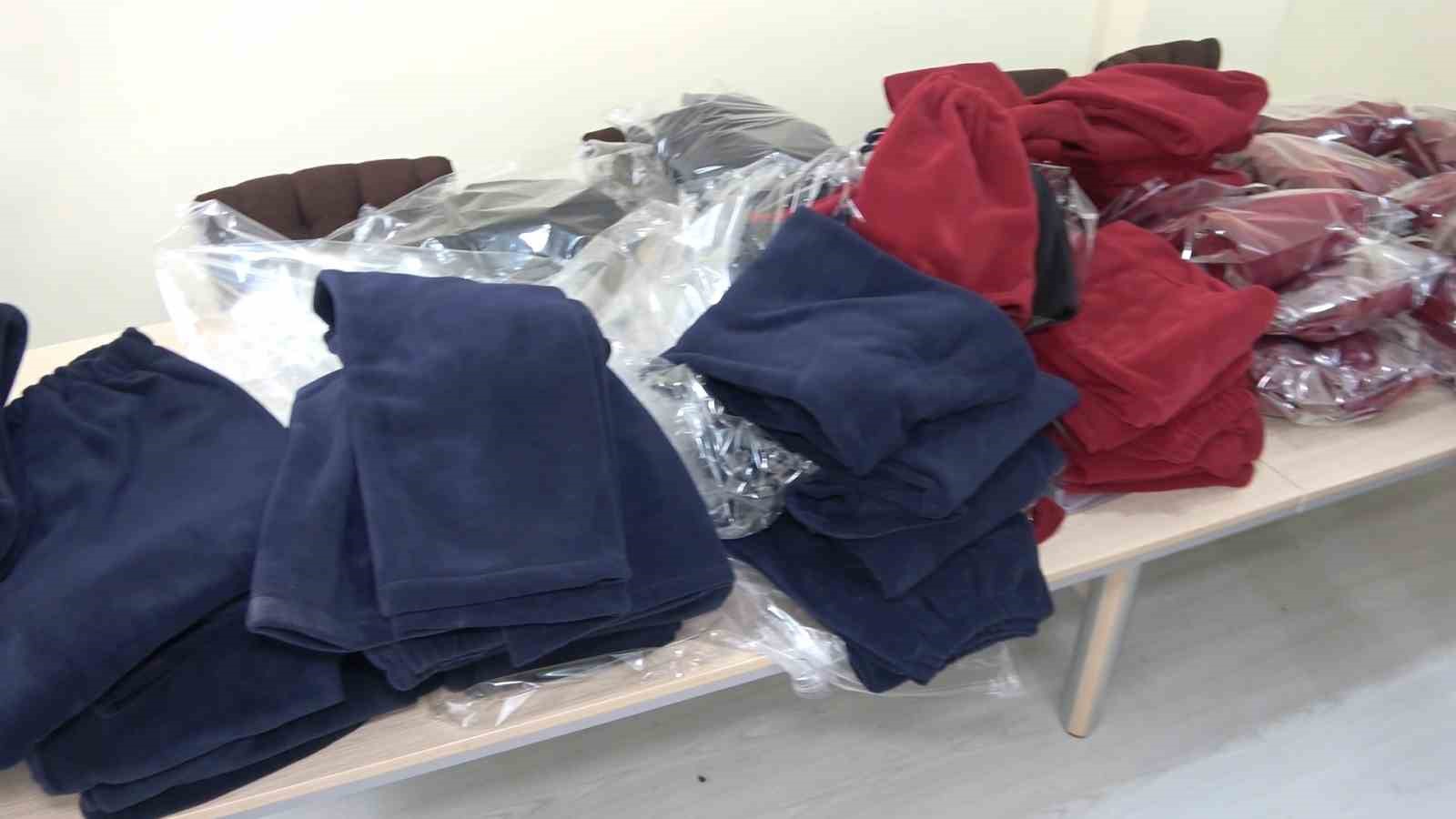 Gönüllüler depremzedeler için kışlık kıyafet ve battaniye üretiyor