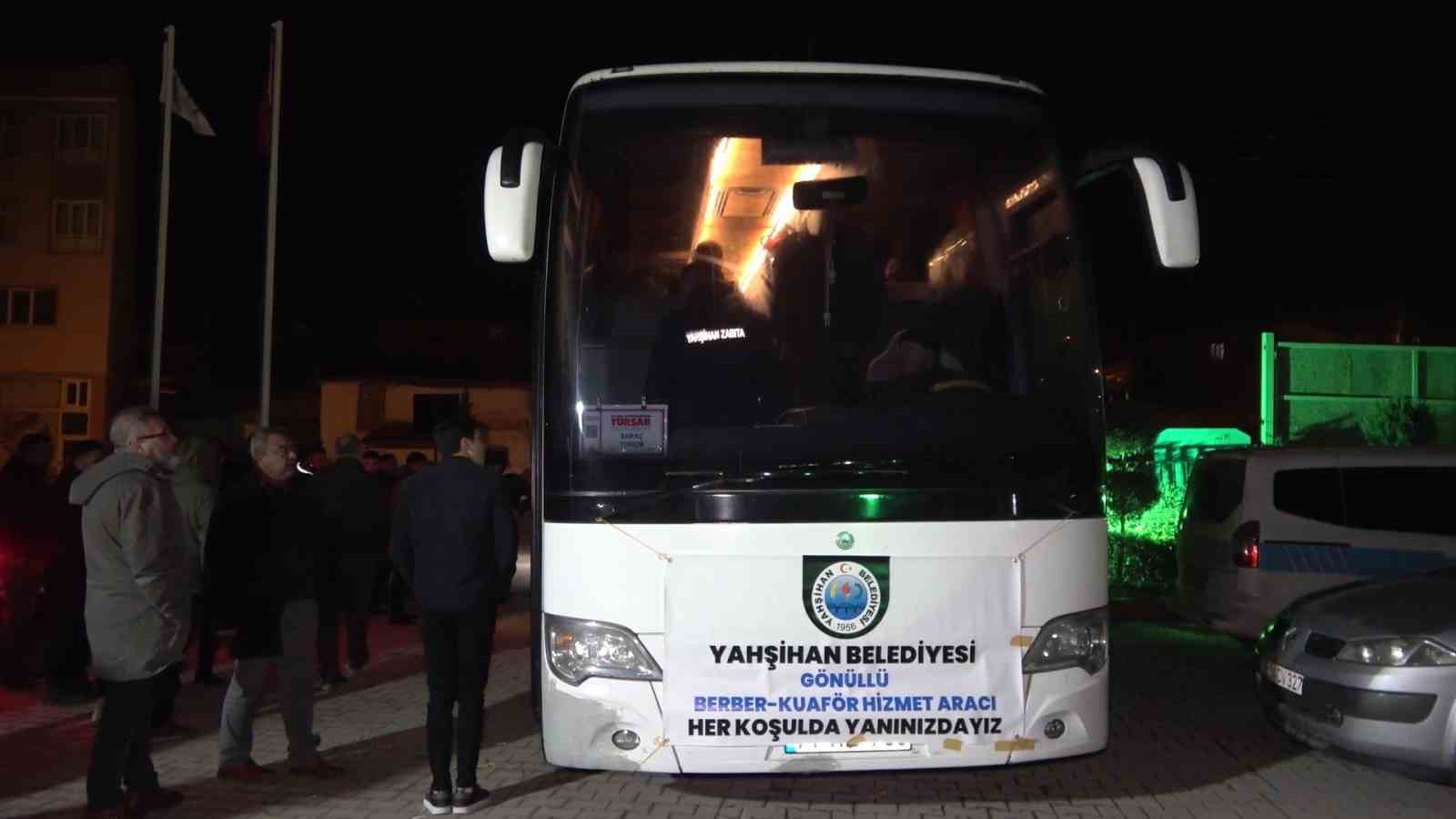 Bay ve bayan kuaförler depremzedelerin kişisel bakımları için yola çıktı