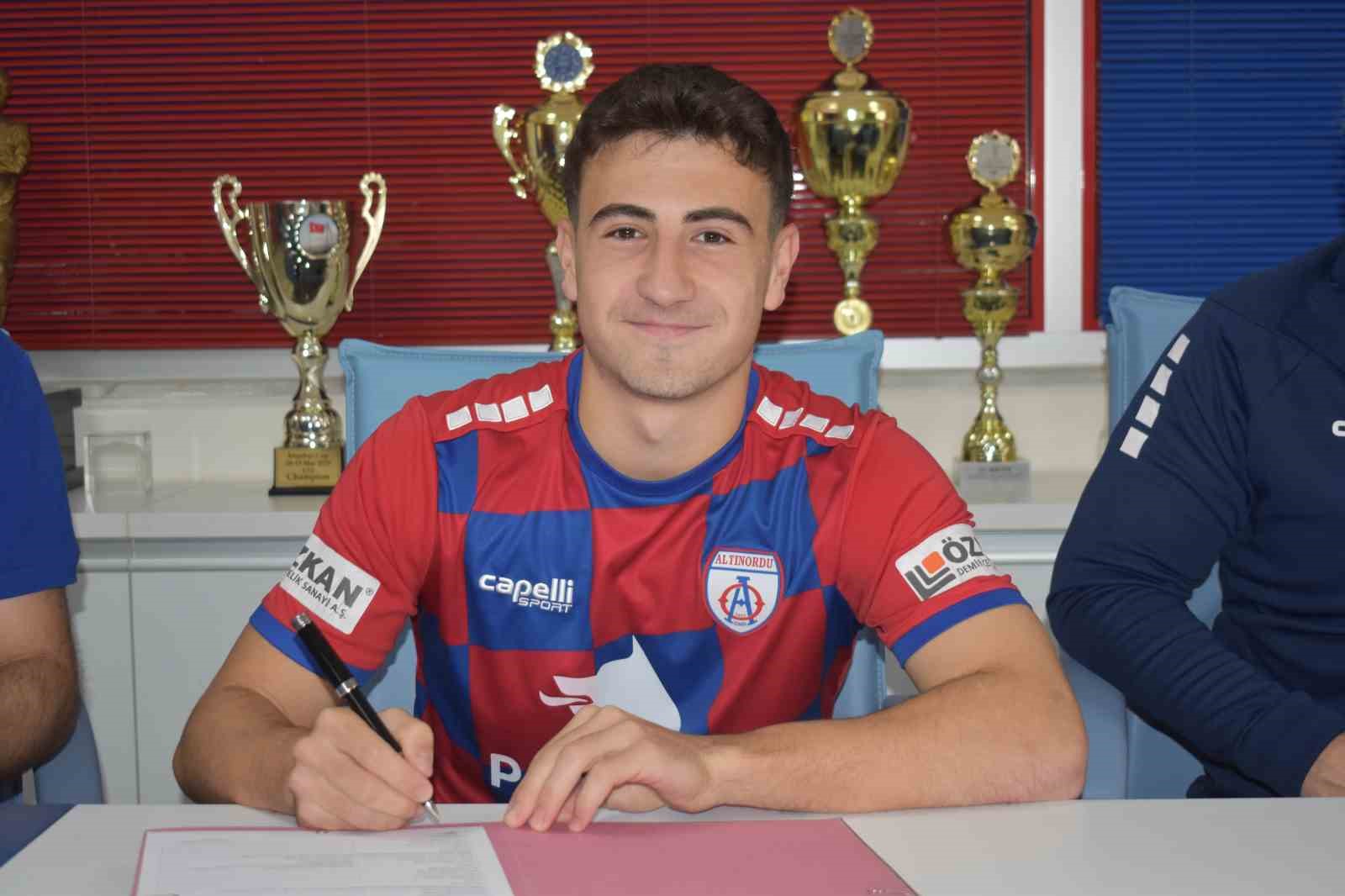 Altınordu’da Mustafa Karaman profesyonel oldu
