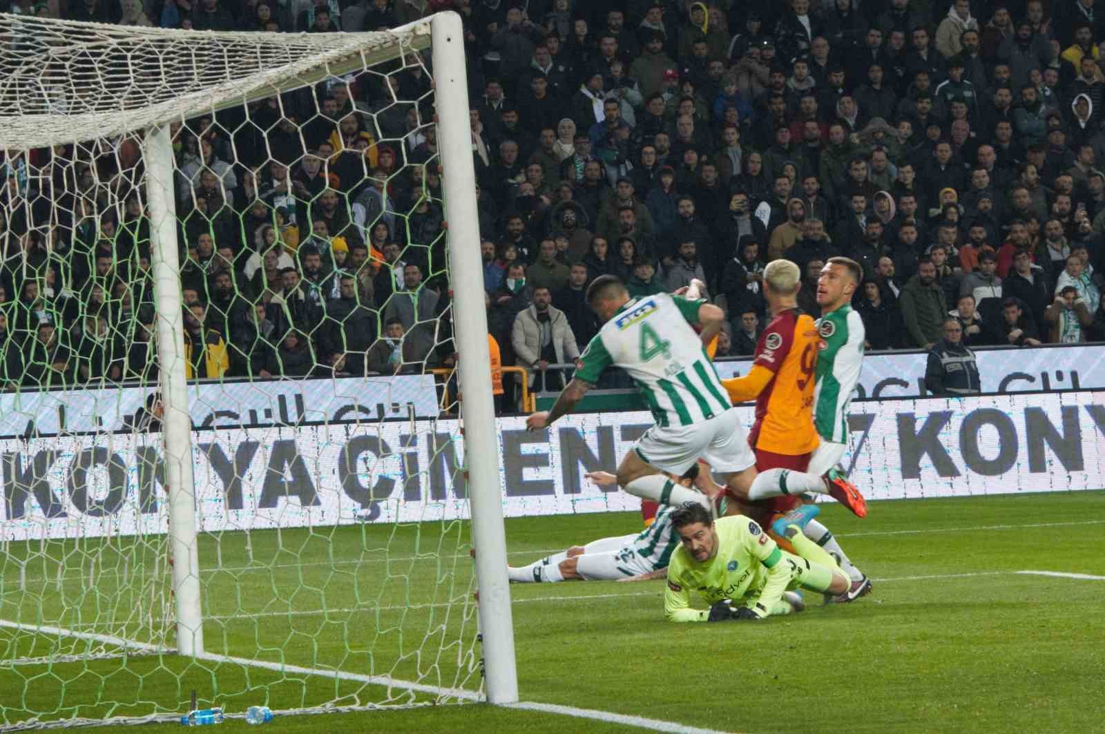 Spor Toto Süper Lig: Konyaspor: 0 - Galatasaray: 1 (İlk yarı)