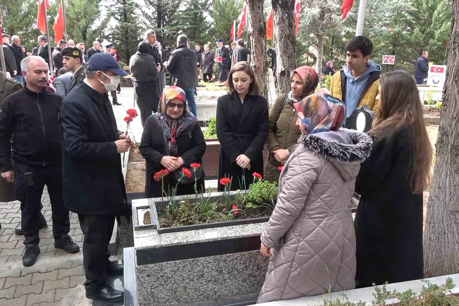 Babası şehit düştüğünde 4,5 yaşındaydı, üniformasını giyip kabrine gitti: "Üniforması benim için gurur tablosu"