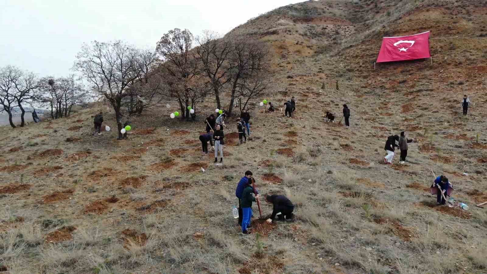 43 ilin geçiş güzergahı fidanlarla yeşerecek: Yüzlercesi toprakla buluşturuldu