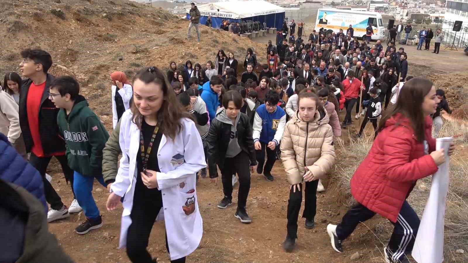 43 ilin geçiş güzergahı fidanlarla yeşerecek: Yüzlercesi toprakla buluşturuldu