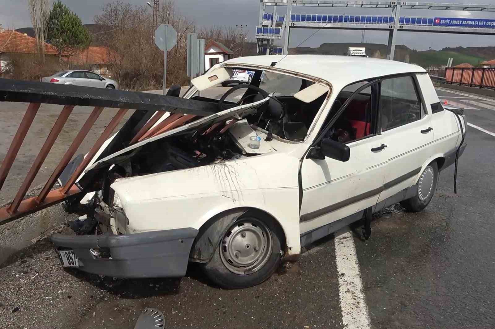 KIRIKKALE'DE KONTROLDEN ÇIKAN OTOMOBİL DEMİR KORKULUKLARA OK GİBİ SAPLANDI