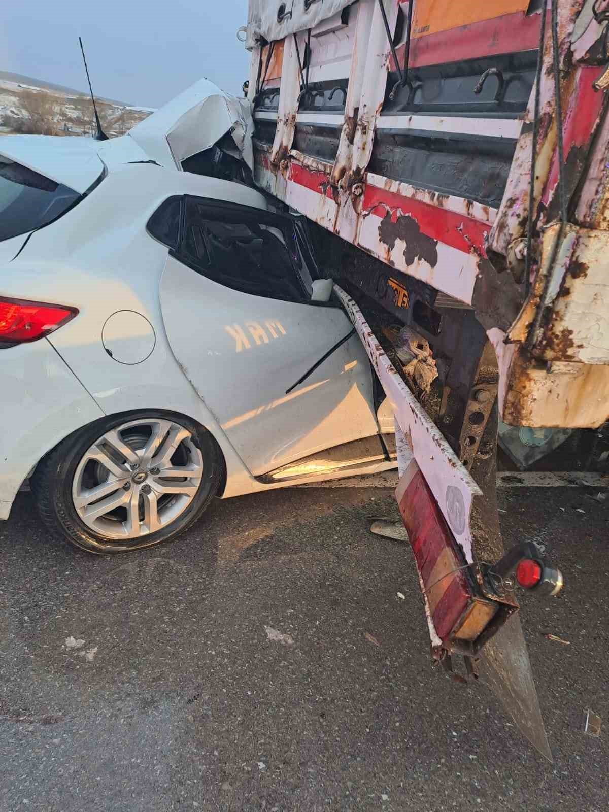 Otomobil tıra ok gibi saplandı: 1 yaralı