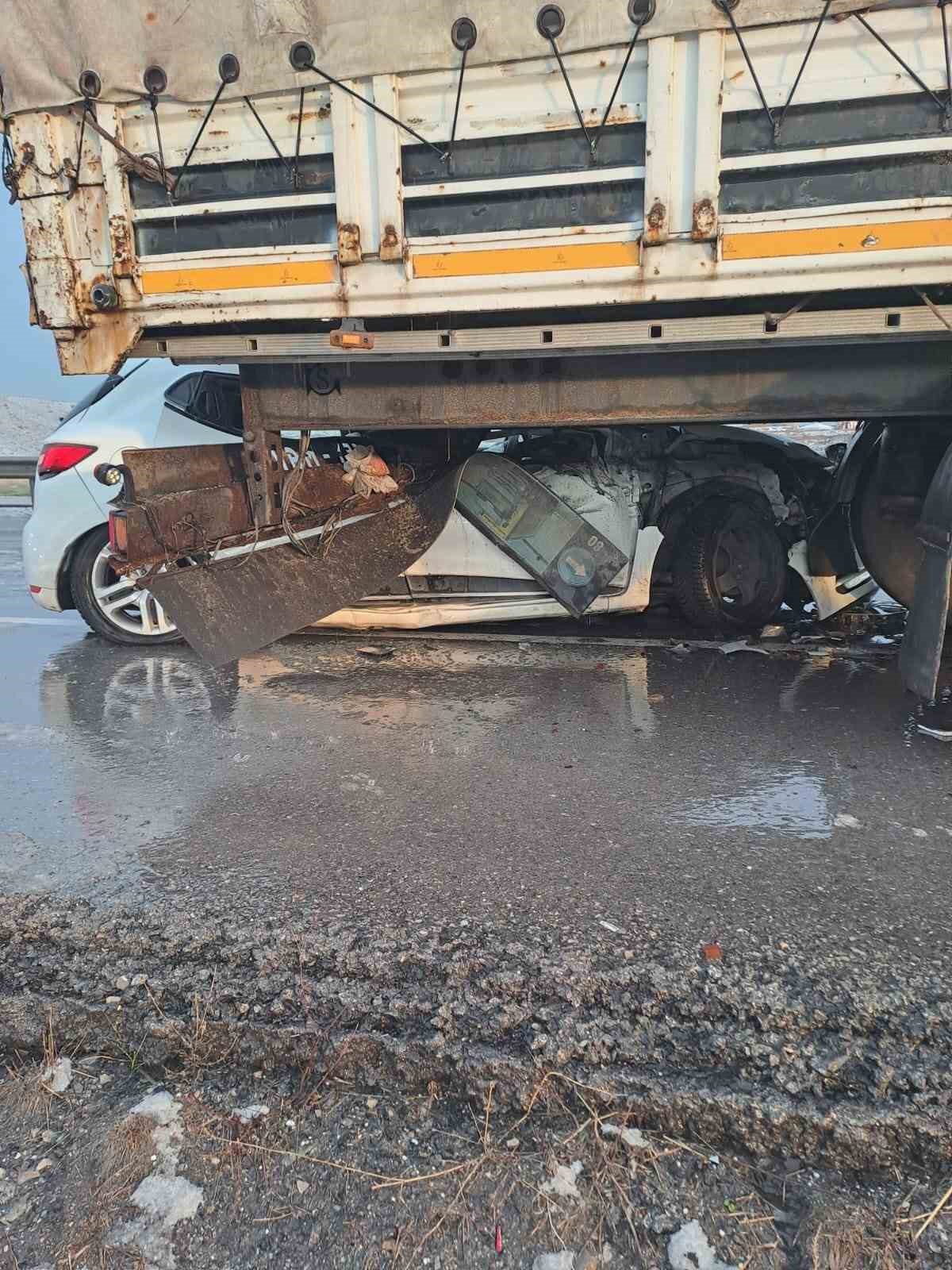 Otomobil tıra ok gibi saplandı: 1 yaralı