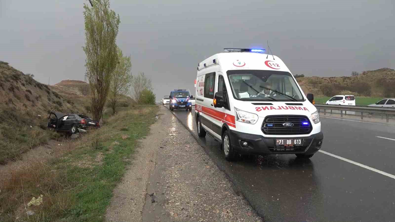 Kuvvetli sağanak kaza getirdi, otomobil takla attı: 3 kişi yaralandı