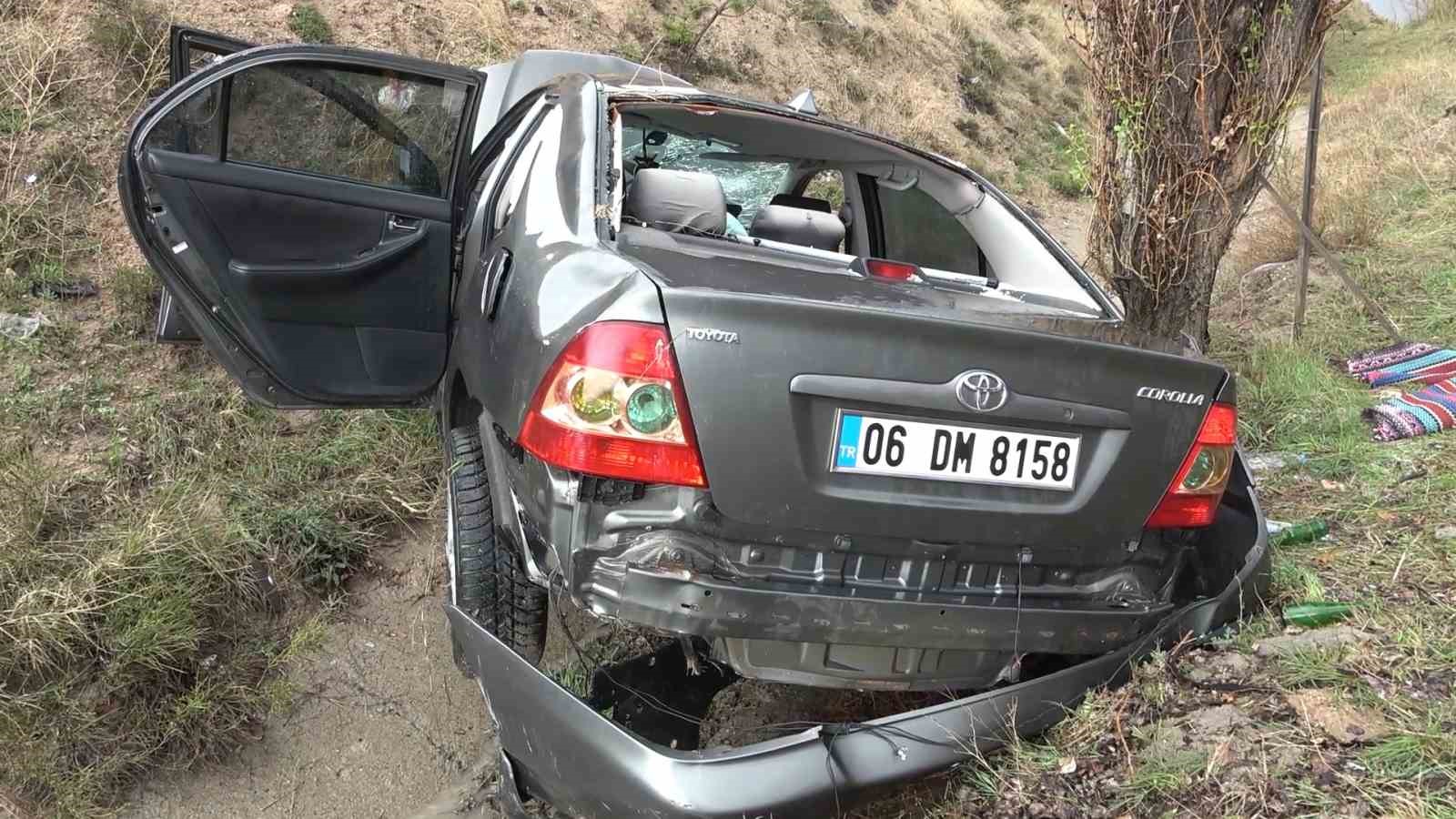 Kuvvetli sağanak kaza getirdi, otomobil takla attı: 3 kişi yaralandı