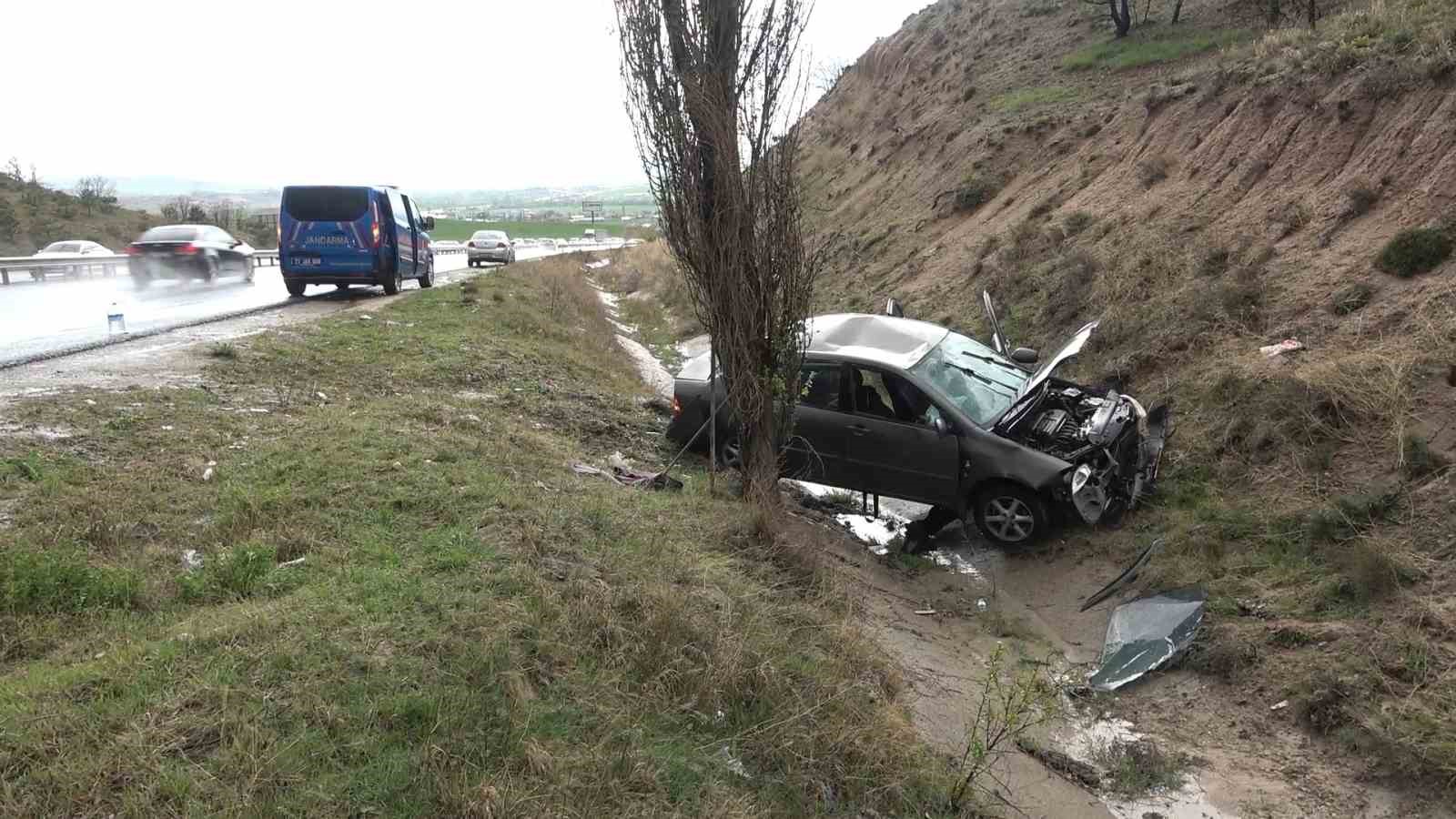 Kuvvetli sağanak kaza getirdi, otomobil takla attı: 3 kişi yaralandı