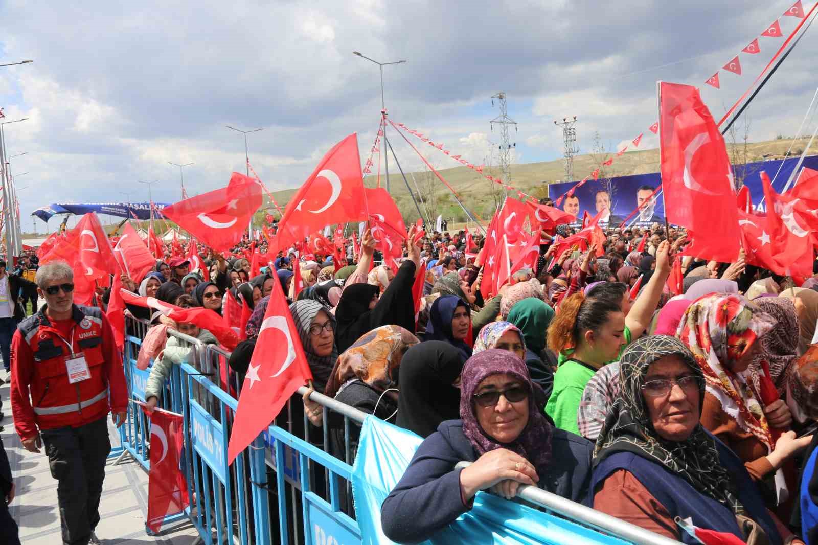 Ankara-Sivas Yükse Hızlı Treni Kırıkkale’de coşkuyla karşılandı