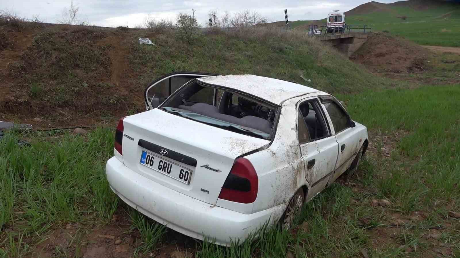 Kayganlaşan yolda kontrolden çıkan otomobil takla attı: 4 yaralı