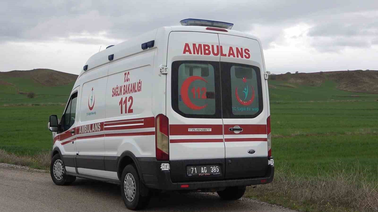 Kayganlaşan yolda kontrolden çıkan otomobil takla attı: 4 yaralı