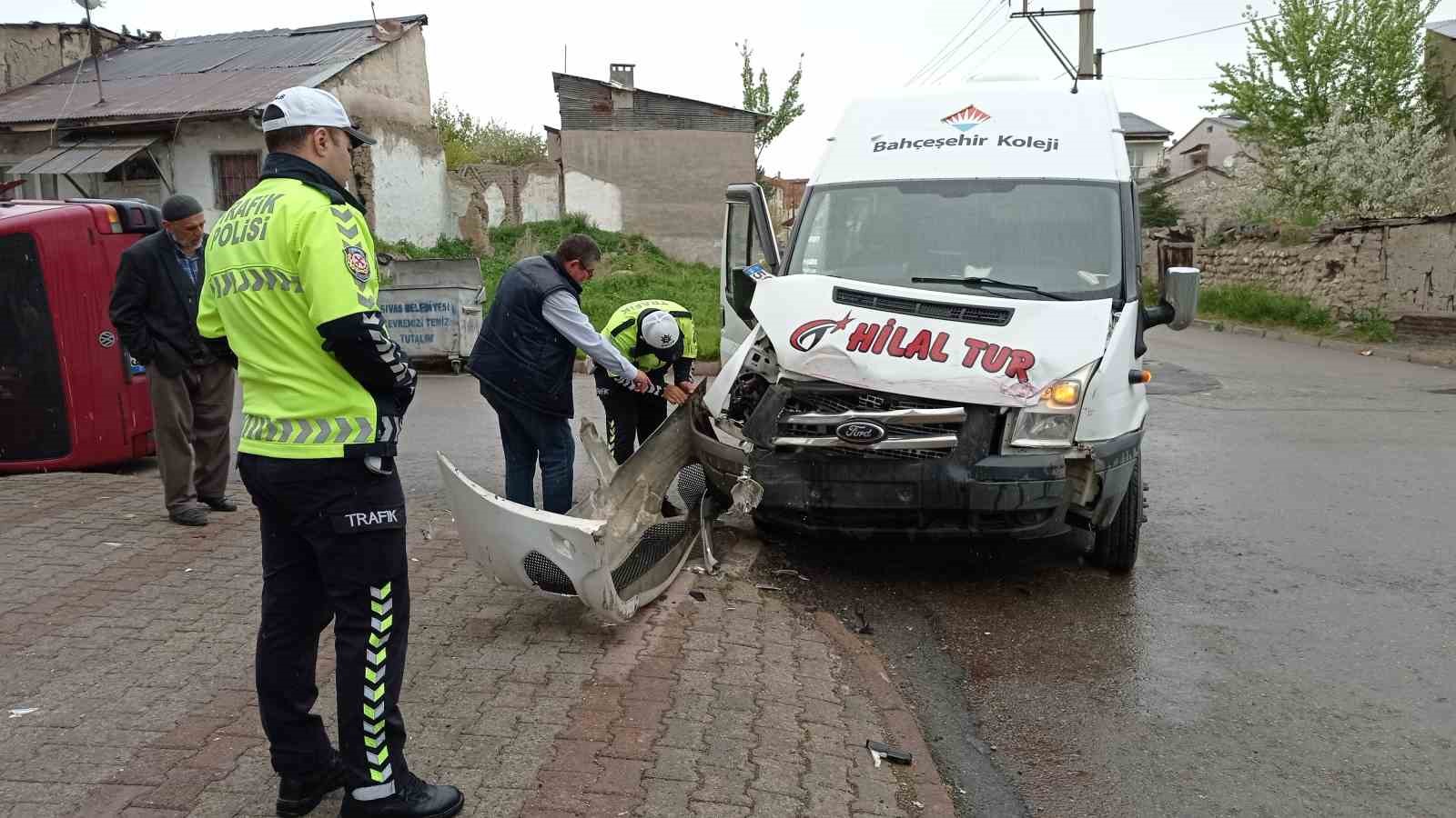 Servis aracı minibüse çarptı: 5 yaralı