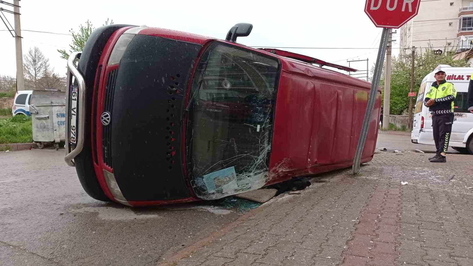 Servis aracı minibüse çarptı: 5 yaralı