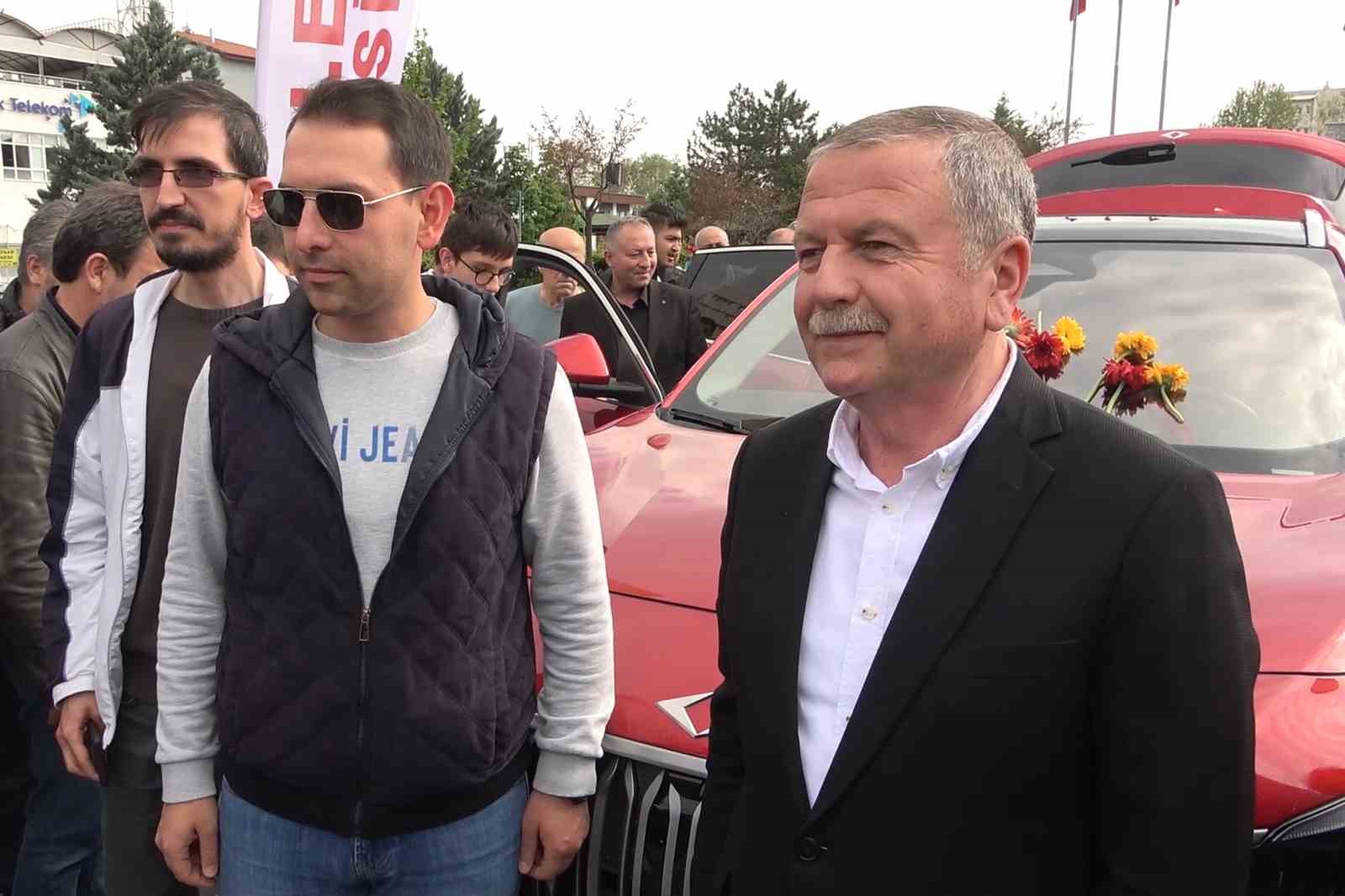 Yerli otomobil Togg’u yakından inceleyen vatandaşlar: "Allah, Cumhurbaşkanımızdan razı olsun"
