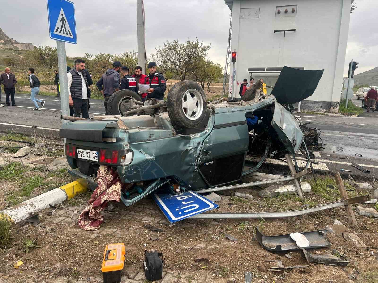 Kaza yapan Tofaş marka otomobil ikiye bölündü